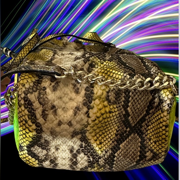 Victoria’s Secret Neon Green Vinyl & Snakeskin Pattern Backpack Bag w/Gold Chain - Picture 10 of 12